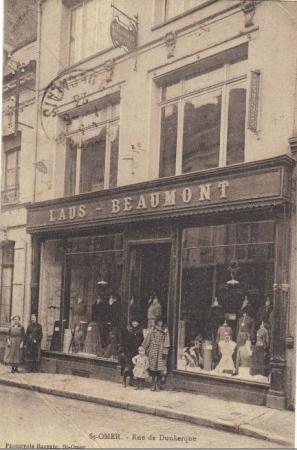 On peut voir sur la carte le magasin de vêtements LAUS-BEAUMONT dans le bas de la rue. Avec des clientes sur le pas de porte.