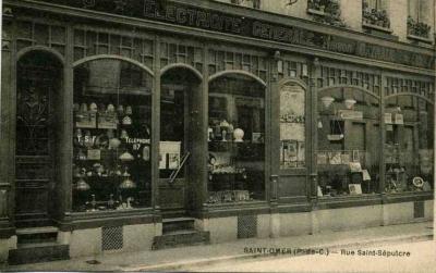 On pouvait trouver dans ce magasin , tout le matériel electrique pour la maison . Il se situait dans le haut de la rue.
