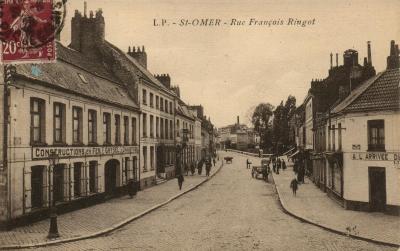 on débouche en bas de la rue sur la place du Onze Novembre c'est en 1783 que l'on ouvrit une porte d'eau pour accéder au faubourg  de Lysel.