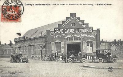 Ce garage de réparation automobiles, se situait au coin de la rue de Calais et le boulevard. On peut apercevoir plusieurs voitures de l'époque. Dans ce garage on pouvait louer ou échanger des voitures.