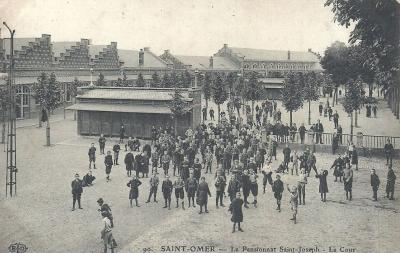 C'est l'heure de la récréation; On aperçoit  de nombreux enfants . Ce collége d'ensignement catholique avait son entrée rue Edouard Devaux , mais les batîments donnaient aussi sur le boulevard.