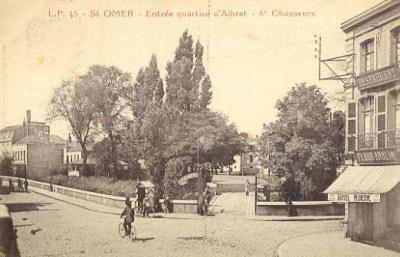 On voit ici la grille de la caserne d'Albret par où sortaient les cavaliers pour la parade sur la place du Vainquai toute proche.