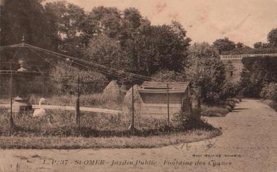 En longeant l'enclos des cygnes, on aperçoit sur la gauche une fontaine. Le parc aux cygnes se trouvait dans le bas des remparts, ou se trouve le jardin à la Française.