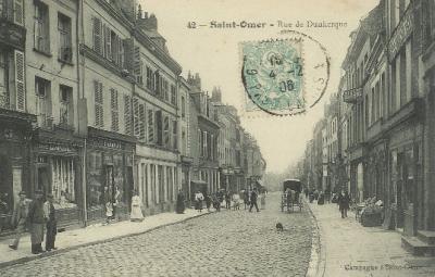 C'est une rue trés commerçante, on voit de chaque côté de monbreux petits commerçes.On se trouve à peu prés au milieu de la rue.