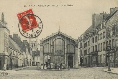 On arrive sur la place du marché aux poissons où se dressait la grande halle vitrée, dont on voit l'entrée.