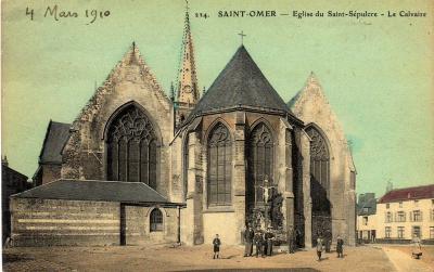 On aperçoit sur cette carte le calvaire qui se trouve à l'arrière de l'église et dans le fond une partie des maisons qui ceinturent cet enclos.