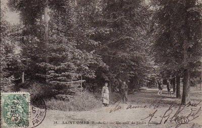  Tout au long des allées on peut voir de magnifiques arbres que les jardiniers de la ville entretiennent avec beaucoup de soins. 